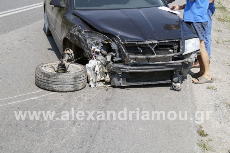 Τροχαίο ατύχημα στη στροφή Νησελίου - Υλικές ζημιές