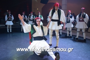 2ο ΓΕΛ ΑΛΕΞΑΝΔΡΕΙΑΣ: Αποθεώθηκαν χορεύοντας τσάμικο που τους δίδαξε ο Απόστολος Παδιός(φωτο-βίντεο)