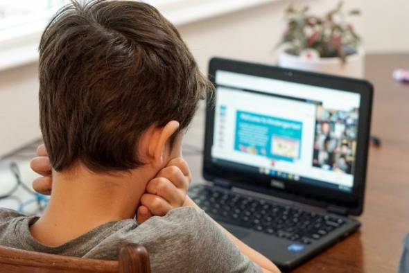 Σχολεία: Πότε σταματούν τα μαθήματα με τηλεκπαίδευση για τα Χριστούγεννα