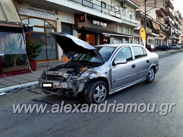 Τροχαίο &quot;ντόμινο&quot;... τριών οχημάτων στο κέντρο της Αλεξάνδρειας (φώτο)