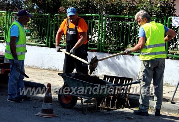 Καθαρισμός φρεατίων από συνεργεία της ΔΕΥΑ Αλεξάνδρειας (φώτο-βίντεο)