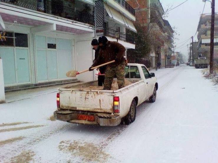 Σε εξέλιξη ρίψη αλατιού σε δρόμους του Δήμου Αλεξάνδρειας και σε ιδιαίτερα επικίνδυνα σημεία