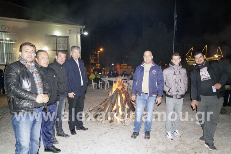 Άναμμα φωτιάς και Κόλιαντα  στο Παλαιοχώρι ( Φώτο )