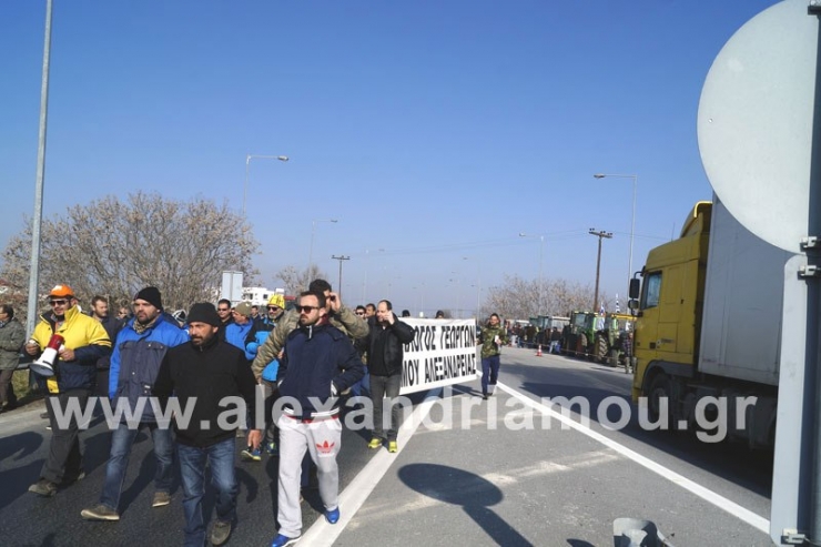 Οι αγρότες του δήμου Αλεξάνδρειας καλούν τους επαγγελματίες να στηρίξουν το μπλόκο στο Νησέλι