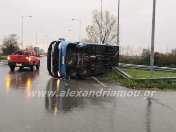 Εκτροπή και ανατροπή τουριστικού λεωφορείου στον κόμβο Νησελίου(φωτο-βίντεο)