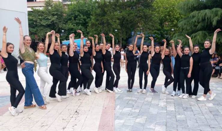 Εξαιρετική παρουσίαση &#039;&#039;Flash Mob&#039;&#039; από τη σχολή χορού &#039;&#039;Αρμονία της Κίνησης&#039;&#039; (φωτο-video)