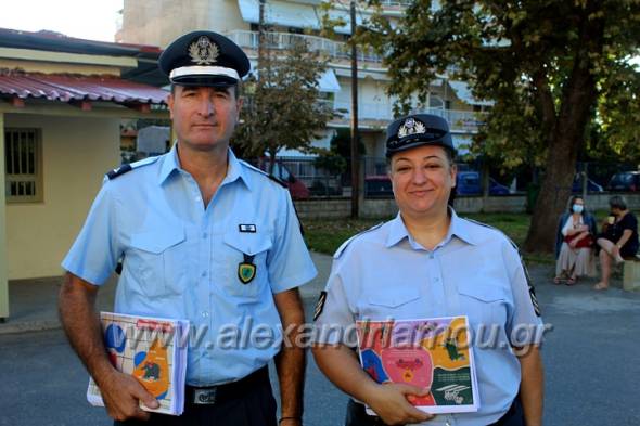 Α.Τ. ΑΛΕΞΑΝΔΡΕΙΑΣ: Διανομή ενημερωτικών φυλλαδίων για την οδική ασφάλεια στο 1ο - 5ο Δημοτικό Σχολείο Αλεξάνδρειας!