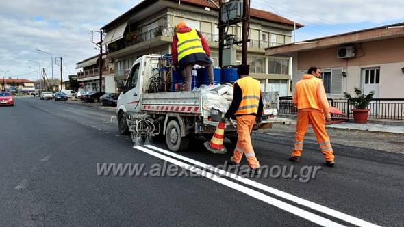 Ολοκληρώθηκε το έργο ασφαλτόστρωσης με τις σημερινές διαγραμμίσεις της οδού 28ης Οκτωβρίου στην Αλεξάνδρεια