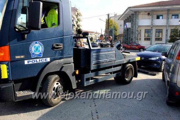 Τα «γαλλικά» μιας γυναίκας οδηγού προς το πλήρωμα του γερανού της Τροχαίας που οδήγησαν στην σύλληψή της